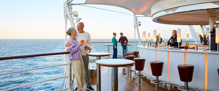 Zwei Paare erleben eine wundervolle Kreuzfahrt bei einem Drink an der Außenbar der AIDAdiva.