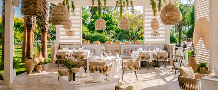 Erholung in einem stilvollen, offenen Restaurant mit heller, natürlicher Gestaltung. Detox-orientierte Küche und ruhige Atmosphäre schaffen einen Raum zum Wohlfühlen.