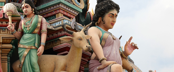 Farbenfrohe Statuen und kunstvolle Schnitzereien hinduistischer Gottheiten schmücken die Fassade des Sri Mariamman-Tempels in Singapurs Chinatown.